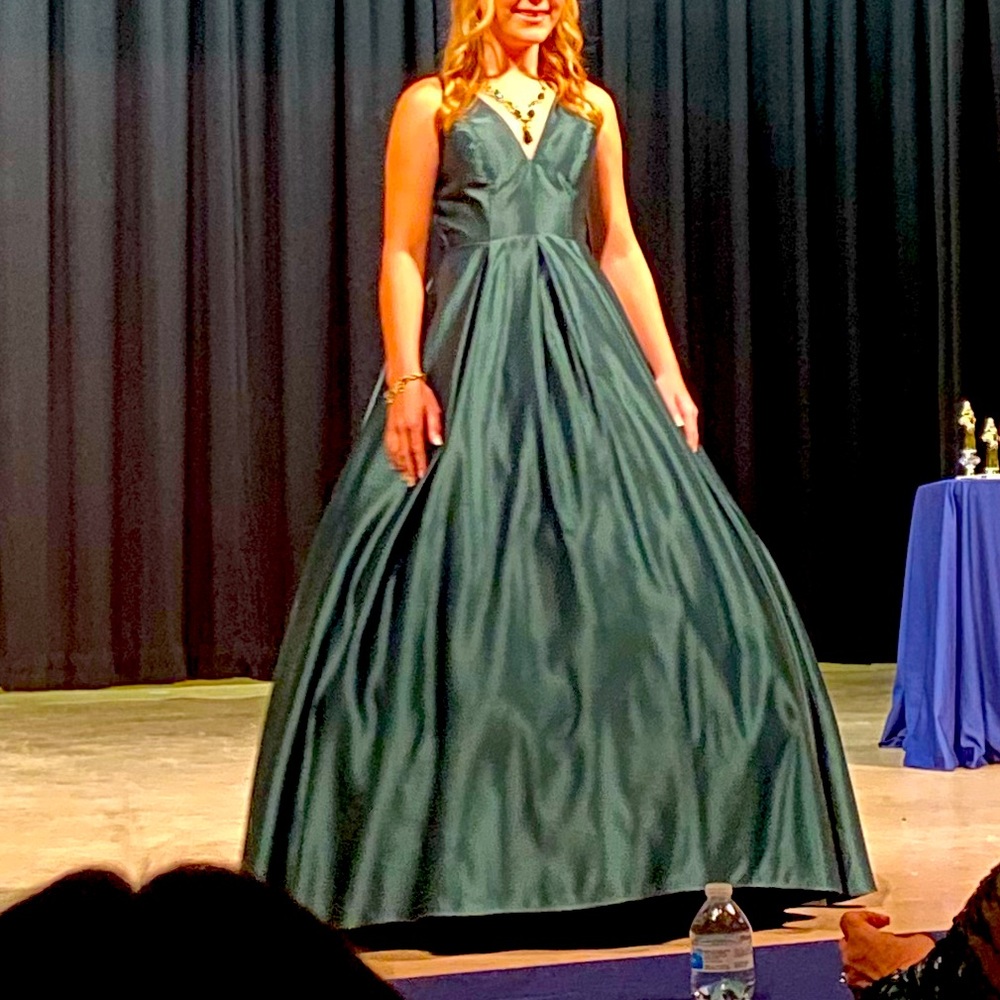 Emerald green BETSY & ADAM pageant or formal gown, size 2, winning dress!
